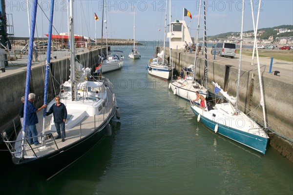 France, Basse Normandie, calvados, cote fleurie, deauville, port Deauville
sas, passage d'ecluse, retour au port, niveau, voiliers, plaisance,