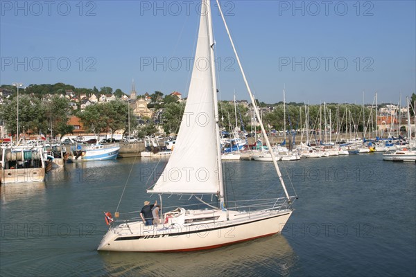 France, Basse Normandie, calvados, cote fleurie, deauville, port, bassin des visiteurs, voilier, navigation de plaisance, face a trouville,