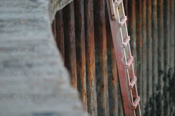 France, Normandie, calvados, port en bessin, detail echelle de quai a maree basse