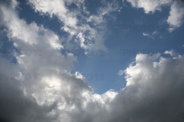 France, Normandie, calvados, Honfleur, ciel nuageux avec du bleu au centre,