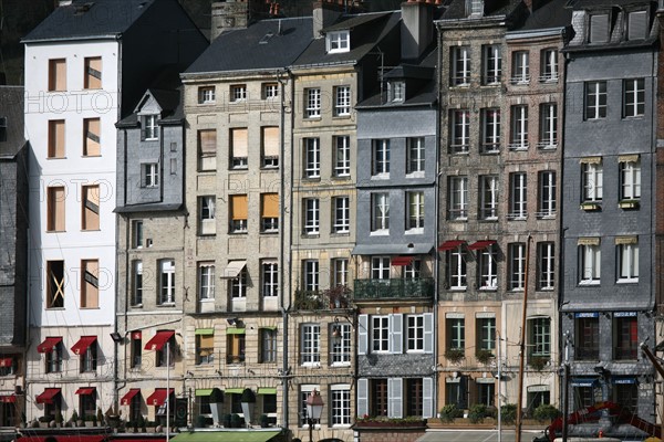 France, Basse Normandie, calvados, cote fleurie, Honfleur, maisons ardoises, colombages, habitat traditionnel, autour du vieux bassin