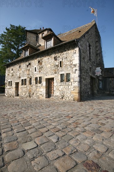 France, Basse Normandie, calvados, cote fleurie, Honfleur, lieutenance - vieux bassin, paves, quai, ancienne capitainerie,