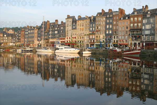 France, Normandie, calvados, Honfleur, le vieux bassin, bateau, chalutier, palisance, reflet, maisons, ardoise,