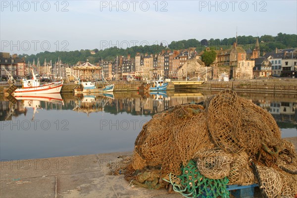 France, Basse Normandie, calvados, cote fleurie, Honfleur, port de peche
au fond : le vieux bassin, filets de peche, chalutiers,