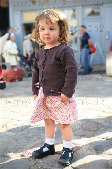 France, Basse Normandie, calvados, cote fleurie, Honfleur, petite fille, rue haute, personnage autorise,