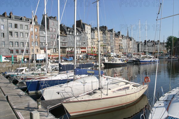 France, Basse Normandie, calvados, cote fleurie, Honfleur, le vieux bassin, bateaux de plaisance, voiliers, maisons, habitat traditionnel, bardage d'ardoises,