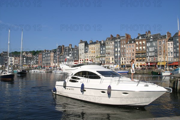 France, Normandie, calvados, Honfleur, bateau de plaisance, vedette, le vieux bassin, reflet, maisons, ardoise, sortie en mer, port,