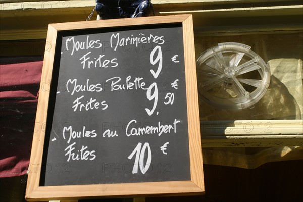 France, Basse Normandie, calvados, cote fleurie, Honfleur, restaurant, menu sur ardoise, moules frites,