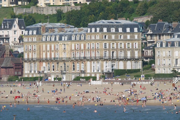 France, Normandie, calvados, cote fleurie, trouville sur mer, plage, foule, baigneurs, residence des roches noires, mer,