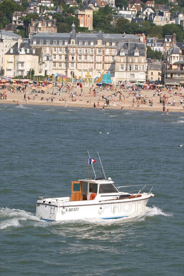 France, Normandie, calvados, cote fleurie, trouville sur mer, plage, foule, baigneurs, residence des roches noires, mer, bateau de plaisance