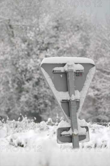 France, Normandie, calvados, cote fleurie, trouville sur mer, 20 centimetres de neige a Trouville (14) en janvier 2006, signalisation routiere, panneau,