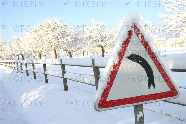 France, Normandie, calvados, cote fleurie, trouville sur mer, 20 centimetres de neige a Trouville (14) en janvier 2006, signalisation routiere, virage, cloture, pommiers,