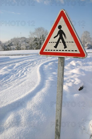 France, Normandie, calvados, cote fleurie, trouville sur mer, 20 centimetres de neige a Trouville (14) en janvier 2006, signalisation routiere, panneau danger pour pietons, trace courbe,