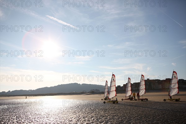 France, Basse Normandie, calvados, cabourg, plage, sable maree basse, char a voile, loisirs balneaires,