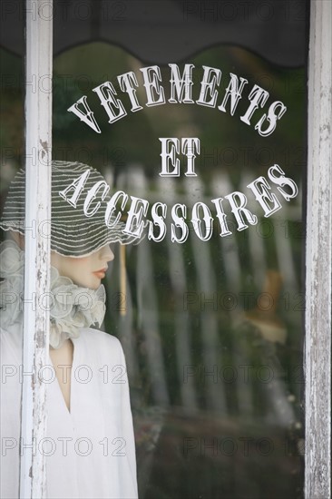 France, Basse Normandie, calvados, pays d'auge, beuvron en auge, boutique, vetements et accessoires, mannequin,