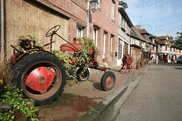 France, Basse Normandie, calvados, pays d'auge, beuvron en auge, maisons a colombages, pans de bois, village, tracteur ancien decore de fleurs,