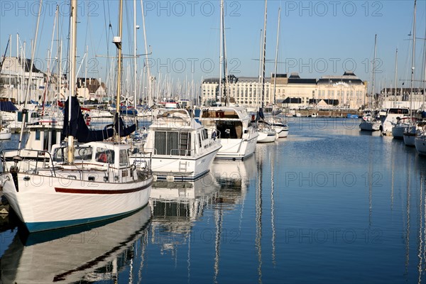 France, Basse Normandie, calvados, cote fleurie, deauville, port de plaisance, bassin des visiteurs, voilier, bateau, plaisance, reflet dans l'eau, casino de trouville au fond,