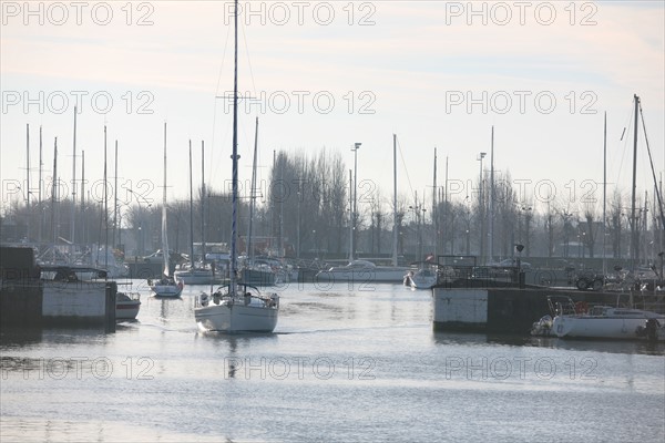 France, Basse Normandie, calvados, cote fleurie, deauville, port de plaisance, bassin des visiteurs, voilier, bateau, plaisance, sortie de voilier -