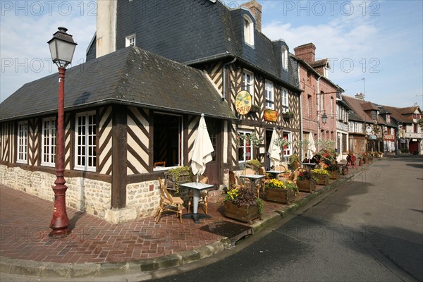 France, Basse Normandie, calvados, pays d'auge, beuvron en auge, maison a colombages, pans de bois, village,