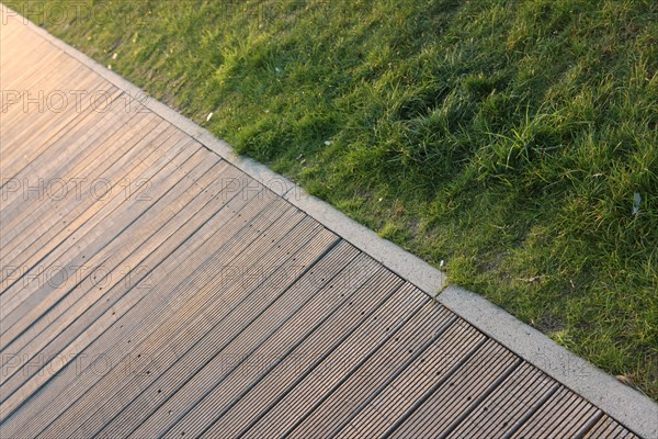 France, Normandie, calvados, deauville, port, revetement de sol rappelant les planches, pelouse,