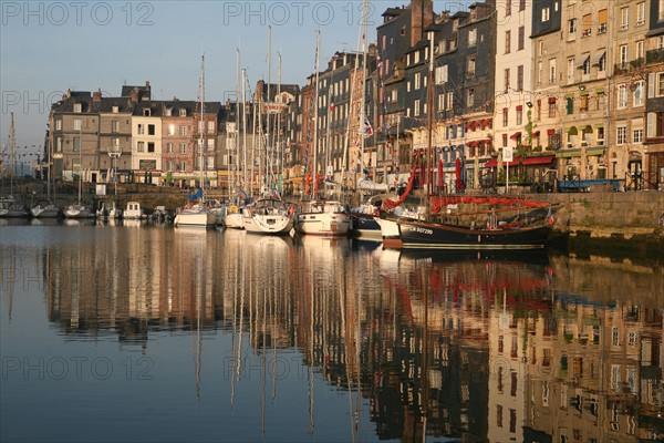 France, Basse Normandie, calvados, cote fleurie, Honfleur, vieux bassin, bateaux de plaisance, maisons a bardage d'ardoises, habitat traditionnel, reflet dans l'eau,