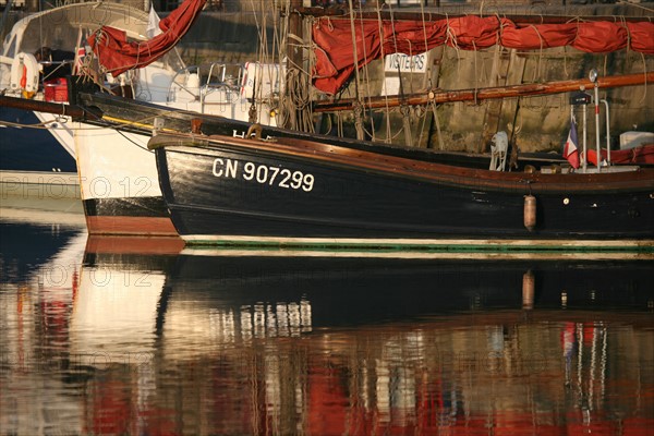 France, Basse Normandie, calvados, cote fleurie, Honfleur, vieux bassin, bateaux de plaisance, reflet dans l'eau,