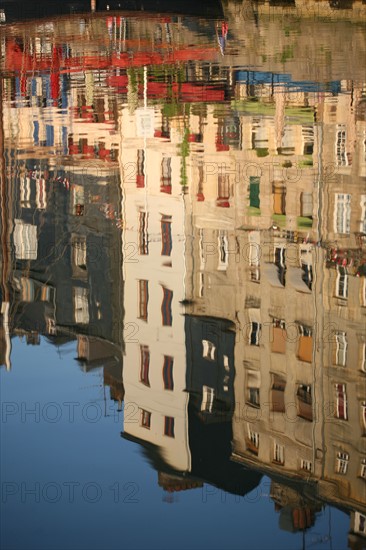 France, Basse Normandie, calvados, cote fleurie, Honfleur, vieux bassin, maisons a bardage d'ardoises, habitat traditionnel, reflet dans l'eau,