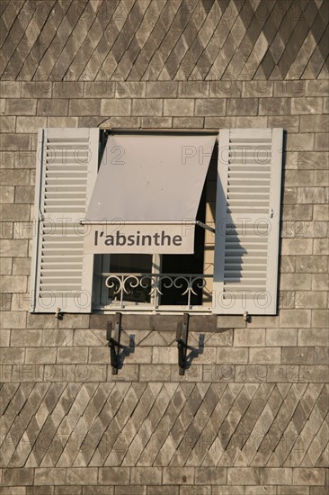 France, Normandie, calvados, Honfleur, l'absinthe, quai de la quarantaine, ardoise, fenetre, auvent,