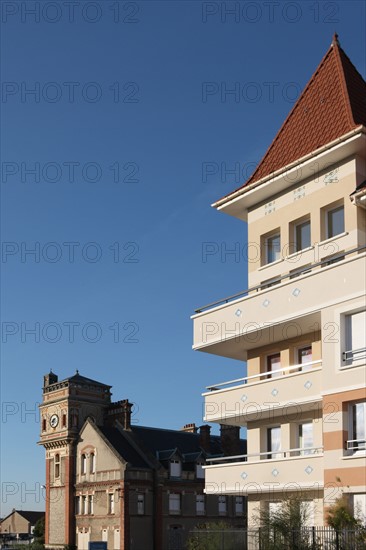 France, Basse Normandie, calvados, cote fleurie, dives sur mer, port Guillaume, vestiges de l'ancienne usine de travail des metaux, patrimoine industriel, tour, immeuble, residence,