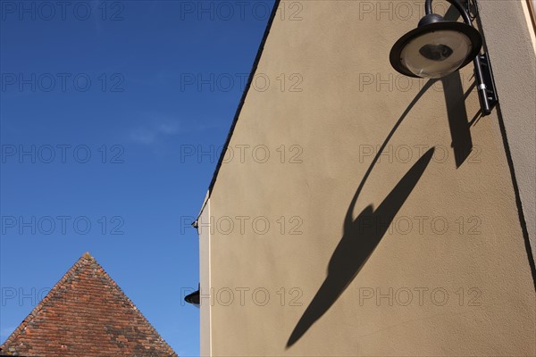 France, Normandie, calvados, cote fleurie, dives sur mer, toiture en tuile de l'ancienne halle, lampadaire et son ombre,