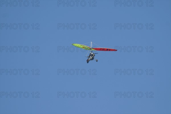 France, Normandie, Manche, baie du Mont-Saint-Michel, ulm, ultra leger motorise, pendulaire, ciel bleu, aeronautique de loisir, aviation,