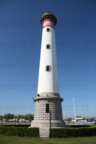 France, Basse Normandie, calvados, ouistreham, le port, phare, ciel bleu, signalisation maritime,