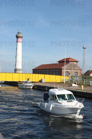 France, Basse Normandie, calvados, ouistreham, passage de l'ecluse, montee des eaux, pont, phare, vedettes plaisance, bateaux, ecume, phare,