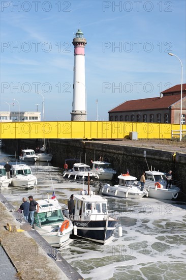 France, Basse Normandie, calvados, ouistreham, passage de l'ecluse, montee des eaux, pont, phare, vedettes plaisance, bateaux, ecume, phare,