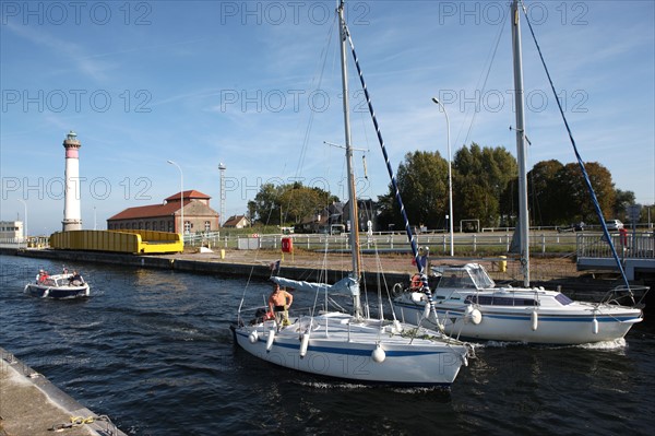 France, Basse Normandie, calvados, ouistreham, passage de l'ecluse, plaisance, bateaux, voiliers, phare, vers le port de caen, canal