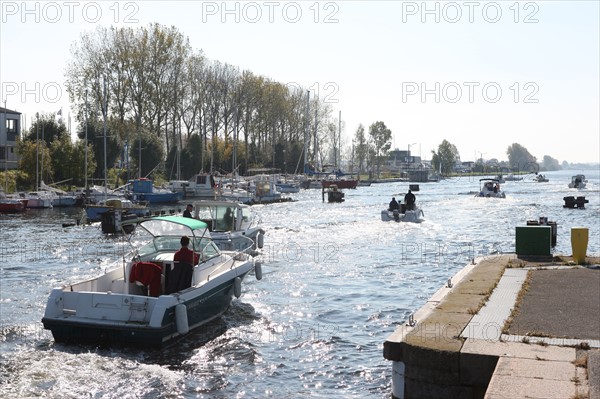 France, Basse Normandie, calvados, ouistreham, passage de l'ecluse, canal vers caen, pont, vedettes plaisance, bateaux,