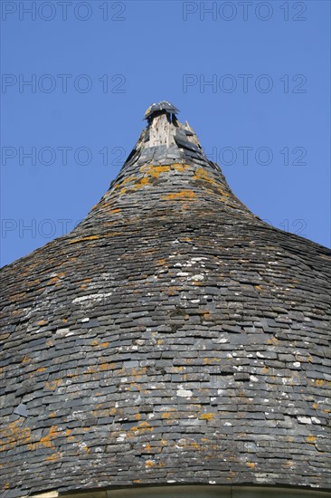 France, Basse Normandie, calvados, toiture d'ardoise decrepite, sur un pavillon,