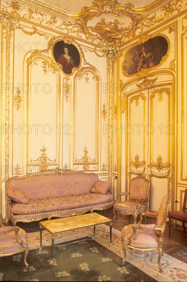 France, Paris 7e, hotel particulier, hotel de seignelay, 80 rue de lille, bureau du ministre, lambris dores, mobilier,