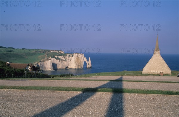 France, Normandie, Seine Maritime, cote d'albatre etretat, falaises d'aval depuis la chapelle ND de la garde, ombre du monument Nungesser et coli aviateurs partis de cet endroit avec leur avion l'oiseau blanc,