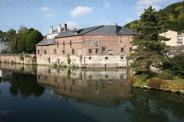 France, Haute Normandie, eure, pont audemer, entreprises sur la risle et locaux de la mairie, riviere, batiments