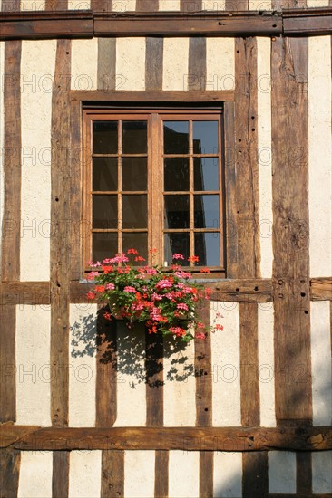 France, Haute Normandie, eure, pont audemer, rue Sadi Carnot, detail, hotel particulier, detail hotel particulier rue sadi carnot, colombages, pans de bois, fenetre, renovation,