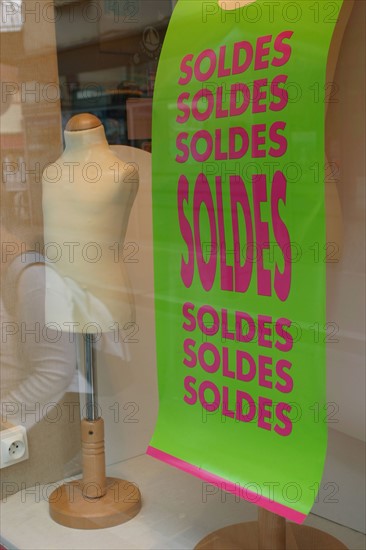 France, Haute Normandie, eure, soldes, commerce, vitrine, magasin, pont audemer, rue des carmelites,