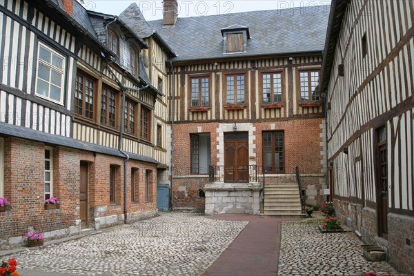 France, Haute Normandie, eure, pont audemer, rue Sadi Carnot, detail, hotel particulier, colombages, pans de bois, cour, habitat,