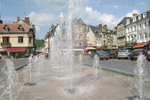 France, Haute Normandie, eure, pont audemer, place Victor Hugo, jets d'eau, fontaine au sol, maisons,