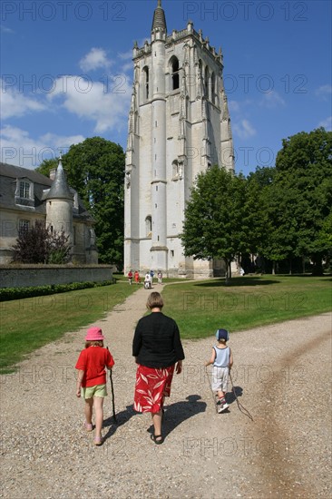 France, Haute Normandie, eure, le bec hellouin, abbaye du bec, tour, arbre, femme et enfants, visite, parc