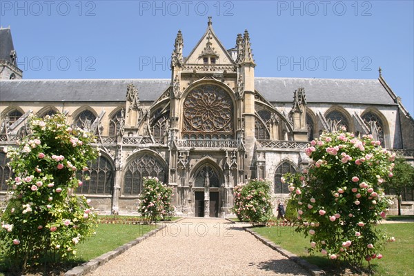 France, Haute Normandie, eure, les andelys, eglise notre dame, le grand andely, gothique, fleurs, rosiers, rosace, portail
