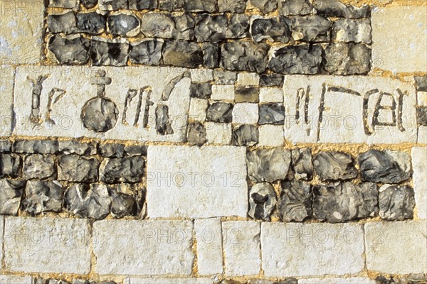 France, Haute Normandie, eure, saint gregoire du vievre, rebus sur le mur de l'eglise, pierre et silex, message caballistique,