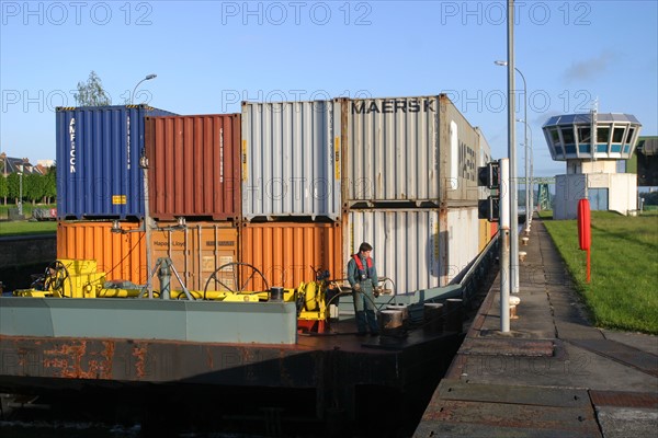 France, Haute Normandie, eure, la Seine, transport fluvial, conteneurs, container, barge, ecluse de notre dame de la garenne, matelot,