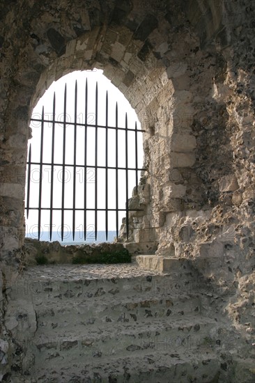 France, Haute Normandie, vallee de la Seine, eure, les andelys, chateau gaillard, detail ouverture dans le donjon, vestige, richard coeur de lion,