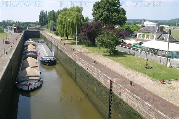 France, Haute Normandie, vallee de la Seine, eure, ecluses de poses, passage d'une peniche, transport fluvial,